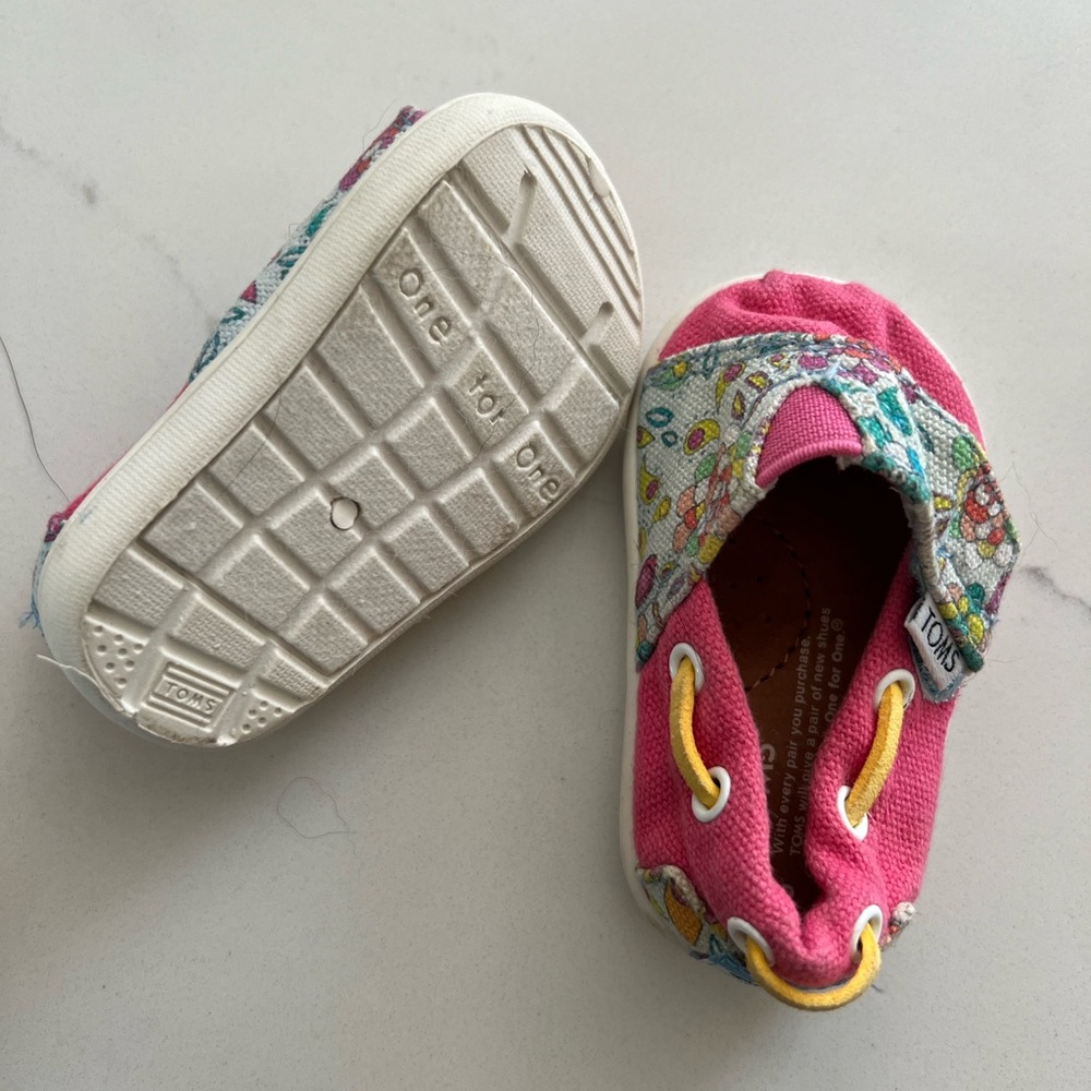 Tom’s infant shoes - floral pattern size tiny 2 - Picture 2 of 2